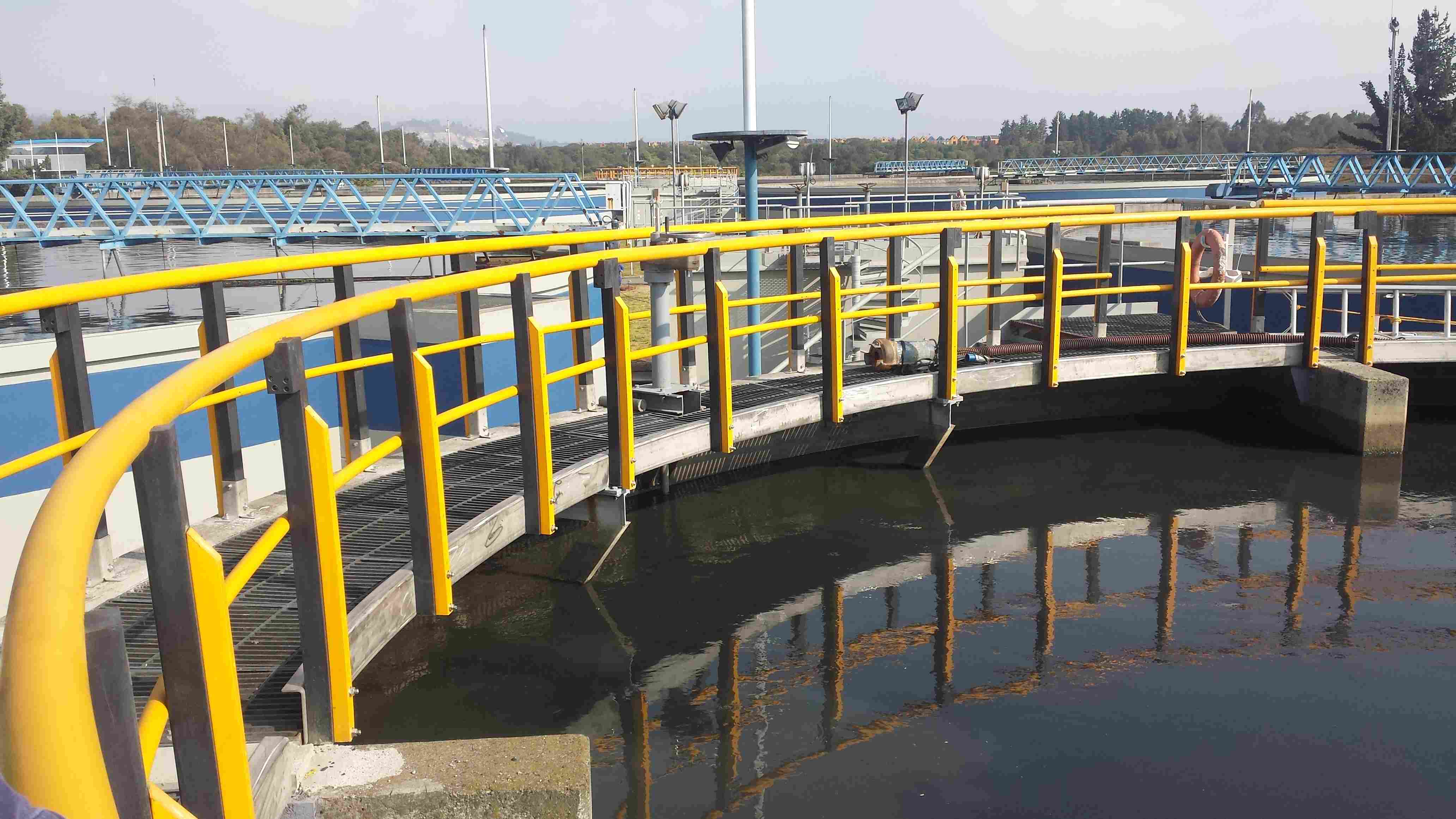CERRAMIENTOS-PLASTICOS-CON-PASARELA-PARA-TRATAMIENTO-DE-AGUAS3