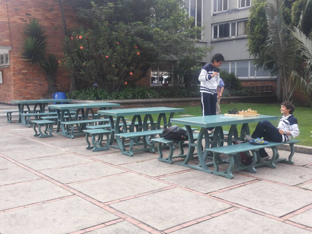 juego-de-mesa-y-sillas-plasticas-para-exteriores13