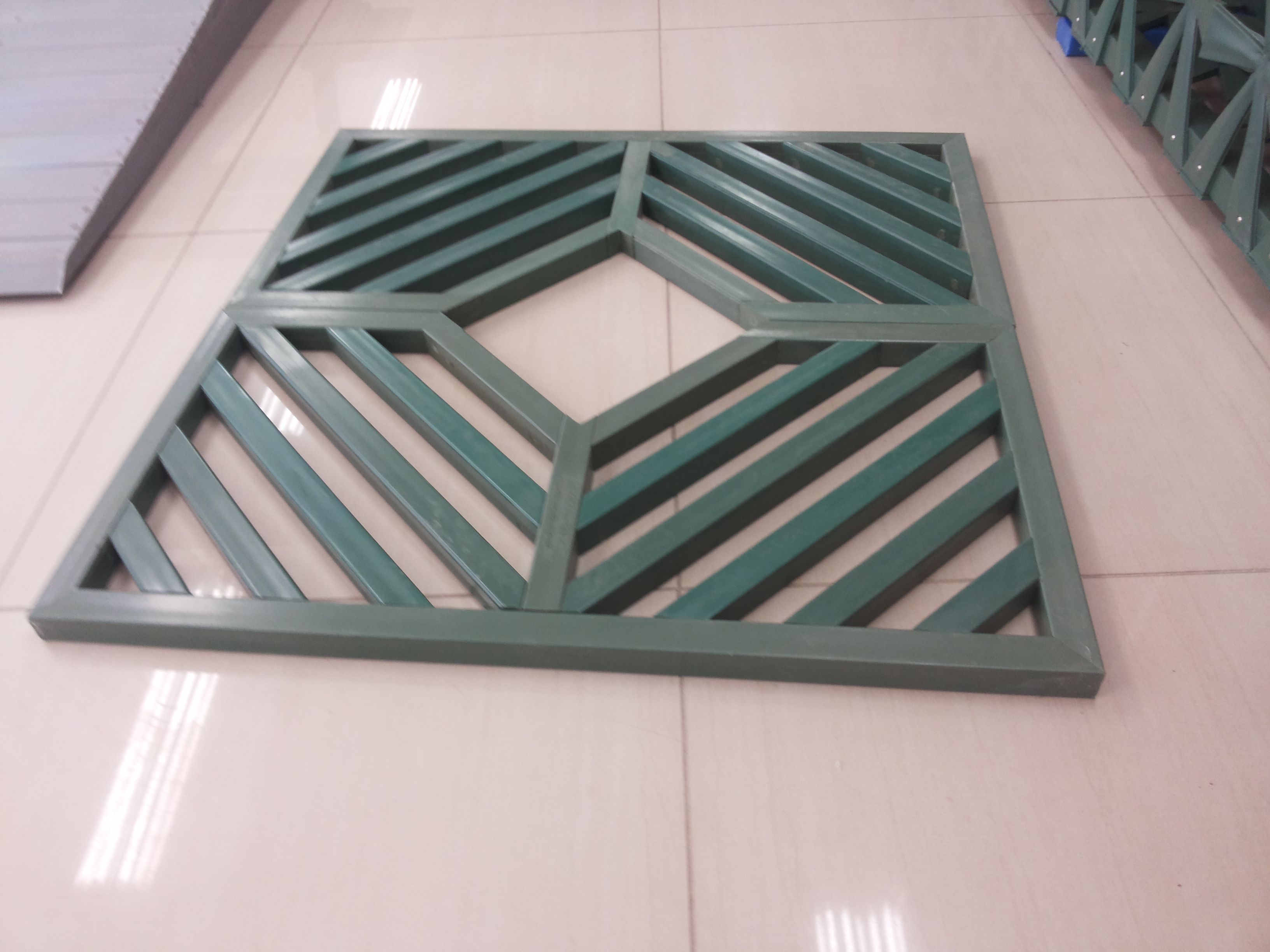 PIE-DE-ARBOL-PLASTICO-PROTECTOR-DE-ARBOL