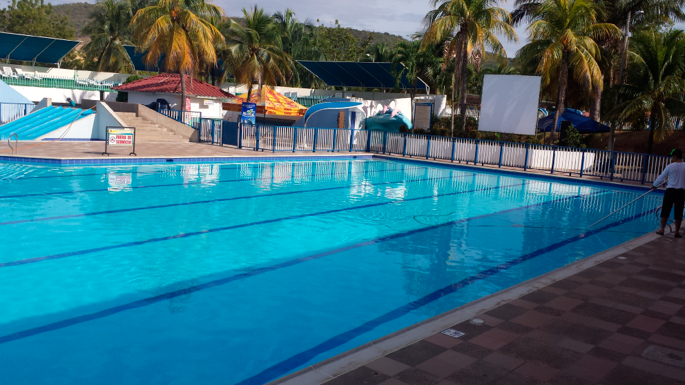 CERRAMIENTOS-PLASTICOS-PARA-PISCINA-NORMALIZADOS-ANTICLORO