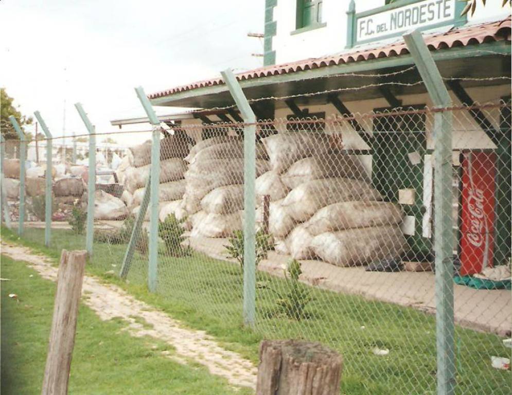 cerramiento-con-postes-plasticos-y-malla-metalica3