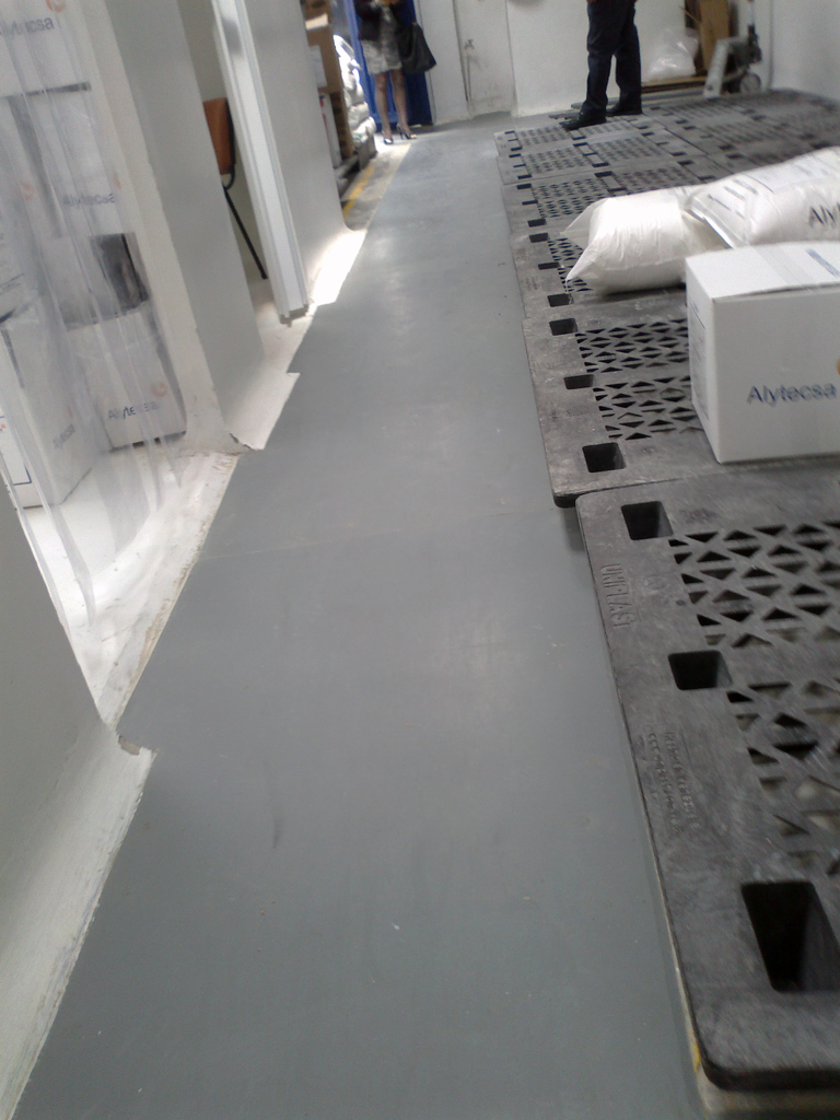 piso-plastico-antiacidos-industrial-y-antideslizante2